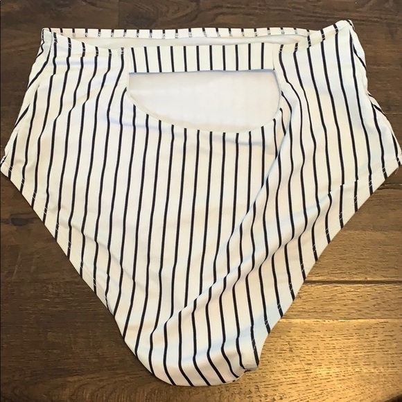 Bikini Set - Picture 3 of 3